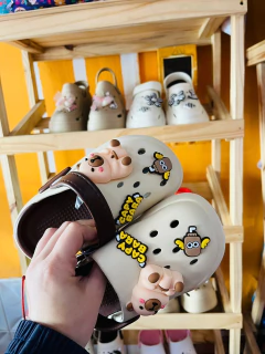 Gomones tipo Crocs Capybara Capibara Uno mas Uno en internet