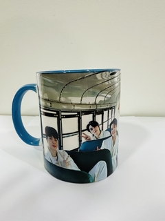 CANECA BTS AZUL na internet