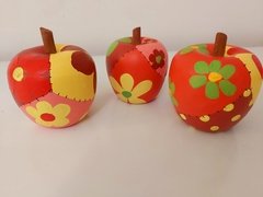 FRUTA MADEIRA MAÇÃ PATCHWORK UNIDADE - Porão da Arte - Lécio e Alcinéia