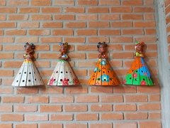 BONECA ARANDELA TURBANTE 40CM SAIA PÁTINA COM FLOR na internet