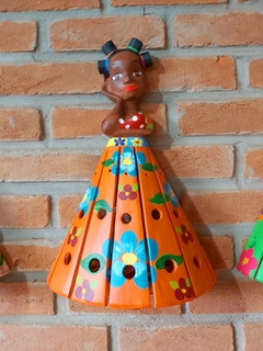 BONECA ARANDELA TERERÊ 40CM SAIA FLORAL LARANJA