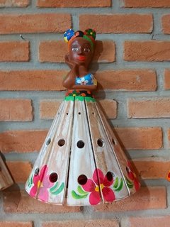 BONECA ARANDELA TURBANTE 40CM SAIA PÁTINA COM FLOR