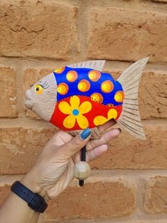CABIDE PEIXE PATCHWORK AZUL E VERMELHO - Porão da Arte - Lécio e Alcinéia