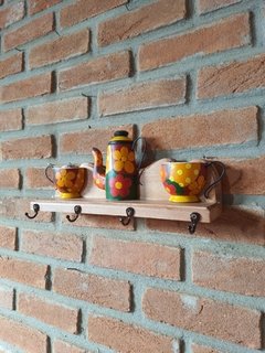 MINI PRATELEIRA PORTA CANECAS BULE TONS TERROSOS - Porão da Arte - Lécio e Alcinéia
