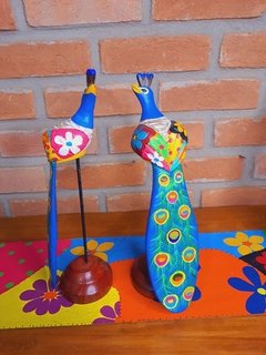 Pavão em madeira sobre pedestal unidade - comprar online