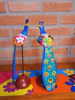Casal de pavão P em madeira  sobre pedestal  - comprar online