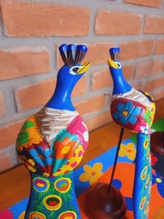 Imagem do Casal de pavão P em madeira  sobre pedestal 