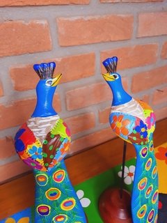 Casal de pavão P em madeira  sobre pedestal  - Porão da Arte - Lécio e Alcinéia