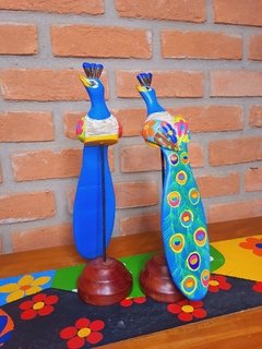 Casal de pavão P em madeira  sobre pedestal 