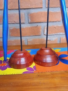 Pavão em madeira sobre pedestal unidade - Porão da Arte - Lécio e Alcinéia
