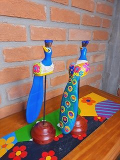 Pavão em madeira sobre pedestal unidade - loja online