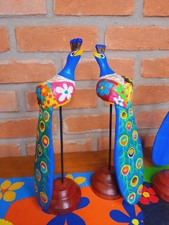 Casal de pavão P em madeira  sobre pedestal  - Porão da Arte - Lécio e Alcinéia