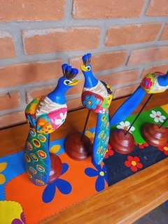 Imagem do Pavão em madeira sobre pedestal unidade