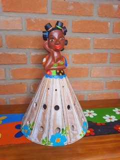 Boneca Luminária em Madeira 40cm Tererê Pátina com Flor Azul