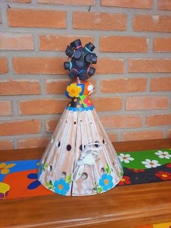 Boneca Luminária em Madeira 40cm Tererê Pátina com Flor Azul na internet