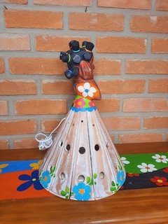 Boneca Luminária em Madeira 40cm Tererê Pátina com Flor Azul - Porão da Arte - Lécio e Alcinéia