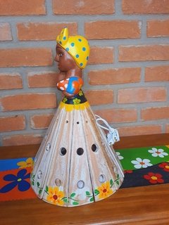 BONECA LUMINÁRIA EM MADEIRA 40CM TURBANTE AMARELO - comprar online