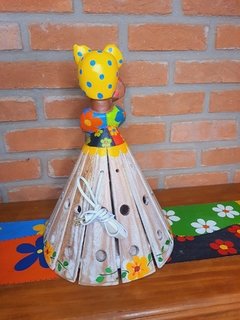 BONECA LUMINÁRIA EM MADEIRA 40CM TURBANTE AMARELO na internet