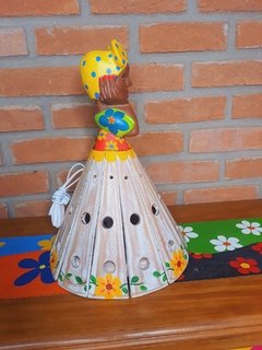 BONECA LUMINÁRIA EM MADEIRA 40CM TURBANTE AMARELO - loja online
