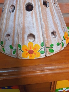 Imagem do BONECA LUMINÁRIA EM MADEIRA 30CM TURBANTE AMARELO