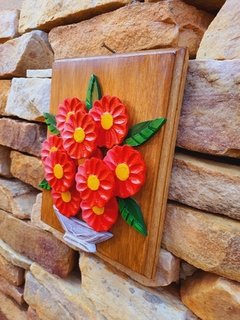 KIT 3 QUADROS FLORES VERMELHAS MADEIRA 20X25CM - Porão da Arte - Lécio e Alcinéia