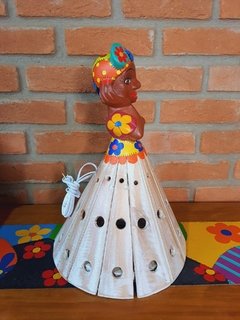 BONECA LUMINÁRIA 40CM TURBANTE PÁTINA (PEÇA ÚNICA) - Porão da Arte - Lécio e Alcinéia