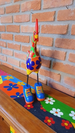 Galo de Botas em Madeira 43cm Pontos Brancos - Porão da Arte - Lécio e Alcinéia