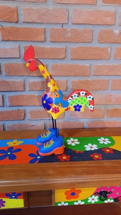 Galo de Botas em Madeira 43cm Pontos Brancos
