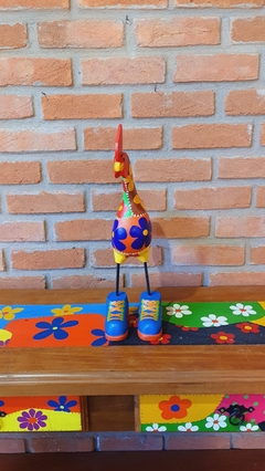 Galo de Botas em Madeira 43cm Pontos Brancos