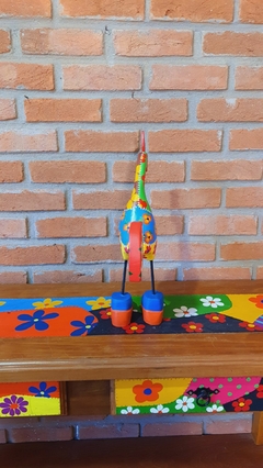 Galo de Botas em Madeira 43cm Pontos Brancos na internet