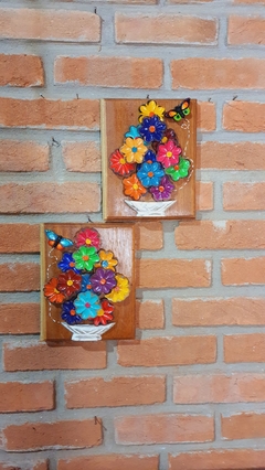 QUADRO EM MADEIRA COM FLORES E BORBOLETA 20X25CM - comprar online