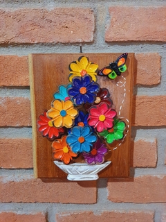 QUADRO EM MADEIRA COM FLORES E BORBOLETA 20X25CM - comprar online