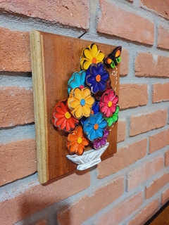 QUADRO EM MADEIRA COM FLORES E BORBOLETA 20X25CM - loja online