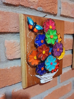 QUADRO EM MADEIRA COM FLORES E BORBOLETA 20X25CM - Porão da Arte - Lécio e Alcinéia