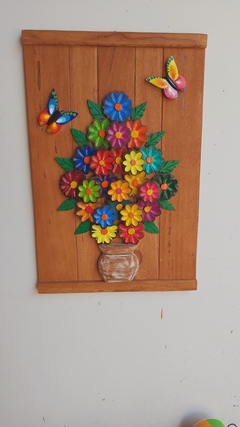Quadro de Flores e Borboleta em Madeira 40x60 cm