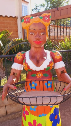 BONECA FRUTEIRA 1,50M PELE COR DA MADEIRA - Porão da Arte - Lécio e Alcinéia