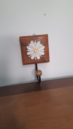 Cabide Toalheiro Flor Branca em Madeira Rústica - comprar online