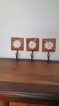 Kit 3 Cabides Toalheiro Flor Branca em Madeira Rústica - na internet