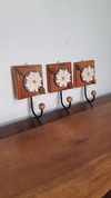 Kit 3 Cabides Toalheiro Flor Branca em Madeira Rústica -