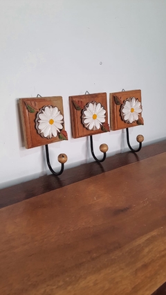 Kit 3 Cabides Toalheiro Flor Branca em Madeira Rústica -