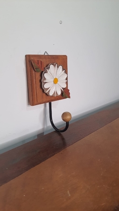 Cabide Toalheiro Flor Branca em Madeira Rústica na internet