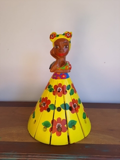 Boneca Luminária em Madeira 40cm Turbate Saia Floral Amarela