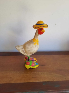 Galinha de madeira Sapato e chapéu Artesanato Mineiro 