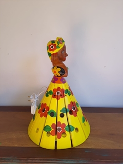 Boneca Luminária em Madeira 40cm Turbate Saia Floral Amarela - Porão da Arte - Lécio e Alcinéia