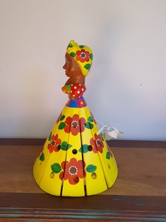 Boneca Luminária em Madeira 40cm Turbate Saia Floral Amarela - comprar online