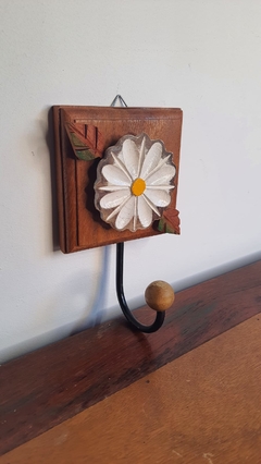 Cabide Toalheiro Flor Branca em Madeira Rústica