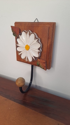 Imagem do Cabide Toalheiro Flor Branca em Madeira Rústica