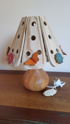 Abajur Cúpula com Flores e Borboleta em Madeira P - comprar online