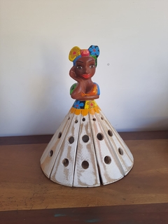 Boneca Luminária em Madeira 30cm Turbante Saia em Pátina - comprar online
