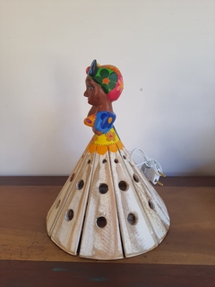 Boneca Luminária em Madeira 30cm Turbante Saia em Pátina - loja online